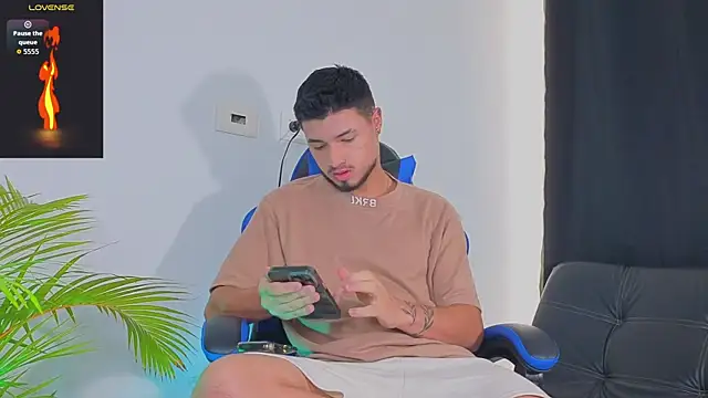 Snapshot of EdwardRoss_ chatting on October 25, 2025, 8:09 pm EdwardRoss online show from October 25, 2025, 8:09 pm