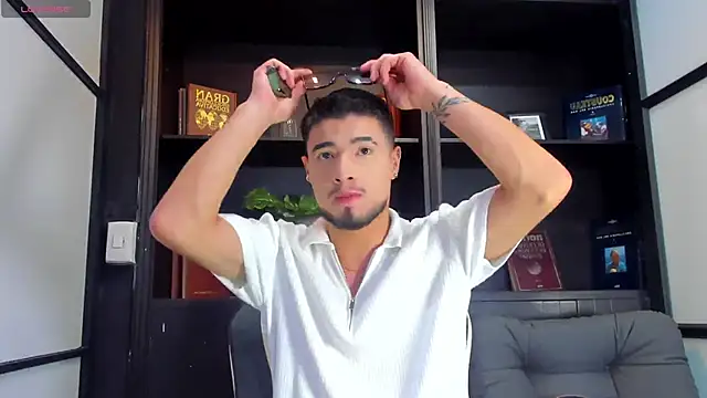 Snapshot of EdwardRoss_ chatting on November 3, 2025, 5:27 pm EdwardRoss online show from November 3, 2025, 5:27 pm