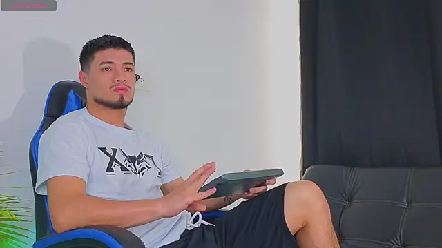 Snapshot of EdwardRoss_ chatting on October 22, 2025, 7:24 pm EdwardRoss online show from October 22, 2025, 7:24 pm