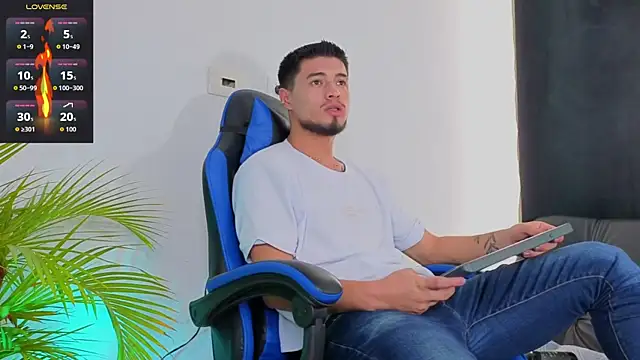 Snapshot of EdwardRoss_ chatting on November 11, 2025, 7:30 pm EdwardRoss online show from November 11, 2025, 7:30 pm