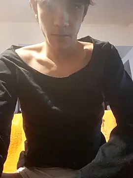 LYZBORNHD online show from October 13, 2025, 9:49 pm