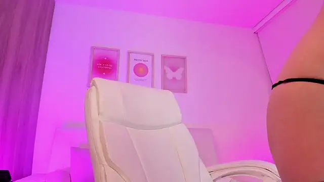 Snapshot of Steff_London chatting on March 20, 2025, 12:19 am Steff London online show from March 20, 2025, 12:19 am