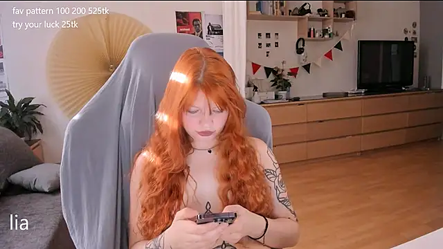 Snapshot of lil_lia chatting on October 1, 2025, 8:41 am lil lia online show from October 1, 2025, 8:41 am
