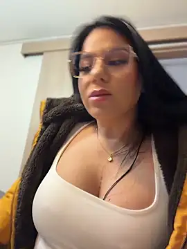 Snapshot of Miah_gomez_ chatting on April 18, 2026, 1:02 pm Miah gomez online show from April 18, 2026, 1:02 pm
