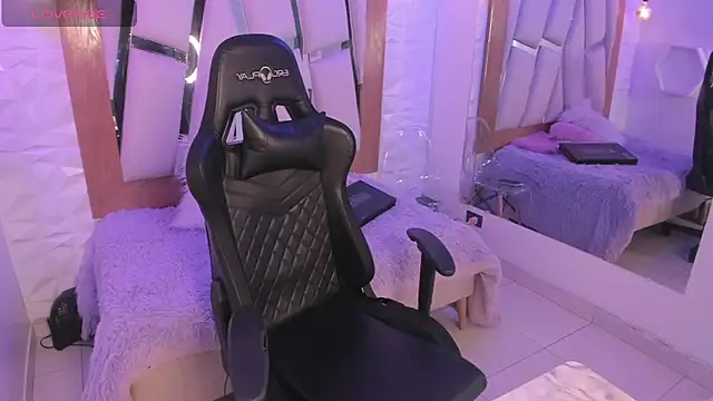 Snapshot of ary_cooper_ chatting on November 17, 2025, 12:53 pm ary cooper online show from November 17, 2025, 12:53 pm