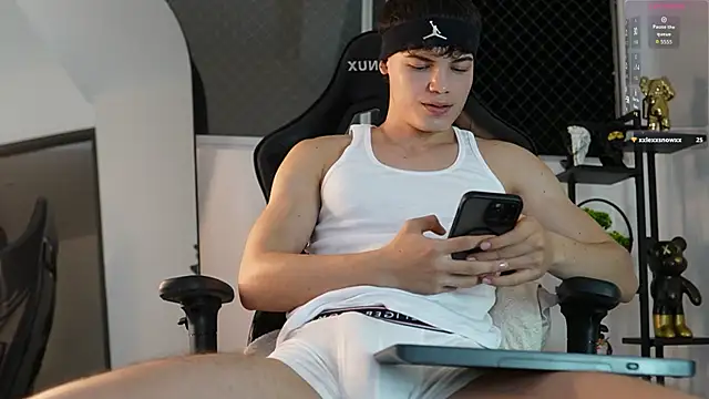 Snapshot of Max_cortes1 chatting on September 15, 2025, 12:00 am Max cortes1 online show from September 15, 2025, 12:00 am