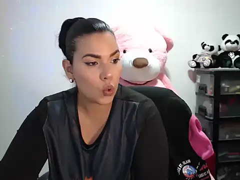 CarolinaRincon online show from November 22, 2025, 11:47 pm