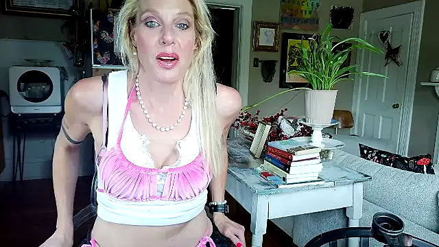 Snapshot of Glamazonx chatting on May 26, 2026, 4:05 pm Glamazonx online show from May 26, 2026, 4:05 pm