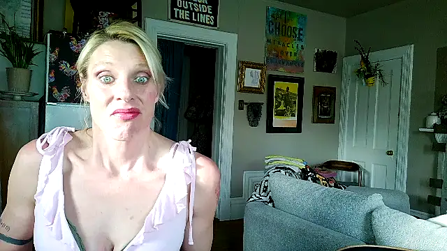 Snapshot of Glamazonx chatting on May 3, 2026, 1:04 pm Glamazonx online show from May 3, 2026, 1:04 pm