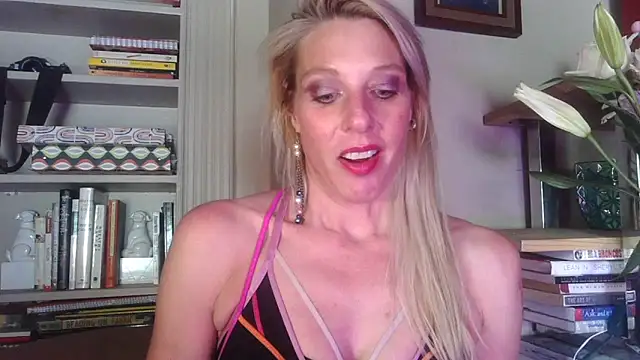 Snapshot of Glamazonx chatting on April 27, 2026, 8:40 pm Glamazonx online show from April 27, 2026, 8:40 pm