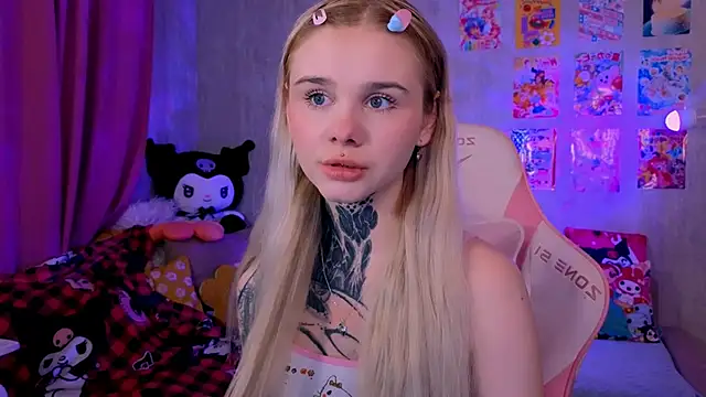 Snapshot of Britney_Lynch chatting on February 22, 2026, 7:04 pm Britney Lynch online show from February 22, 2026, 7:04 pm