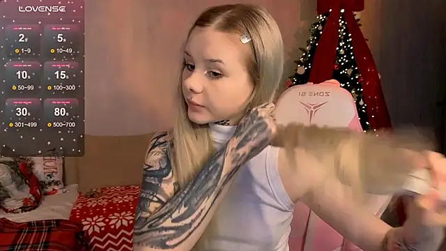 Snapshot of Britney_Lynch chatting on December 16, 2025, 7:07 pm Britney Lynch online show from December 16, 2025, 7:07 pm