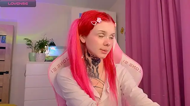 Snapshot of Britney_Lynch chatting on November 14, 2025, 6:33 pm Britney Lynch online show from November 14, 2025, 6:33 pm