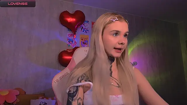 Snapshot of Britney_Lynch chatting on February 18, 2026, 7:10 pm Britney Lynch online show from February 18, 2026, 7:10 pm