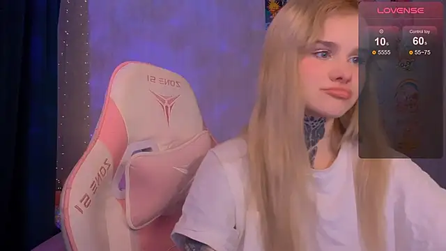 Snapshot of Britney_Lynch chatting on January 18, 2026, 8:01 pm Britney Lynch online show from January 18, 2026, 8:01 pm