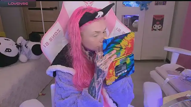 Snapshot of Britney_Lynch chatting on October 22, 2025, 5:34 pm Britney Lynch online show from October 22, 2025, 5:34 pm