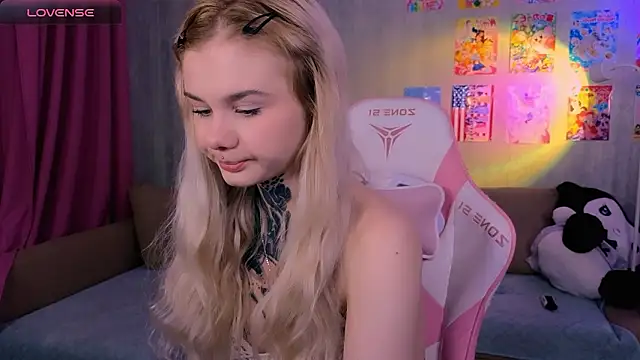 Snapshot of Britney_Lynch chatting on March 4, 2026, 7:10 pm Britney Lynch online show from March 4, 2026, 7:10 pm