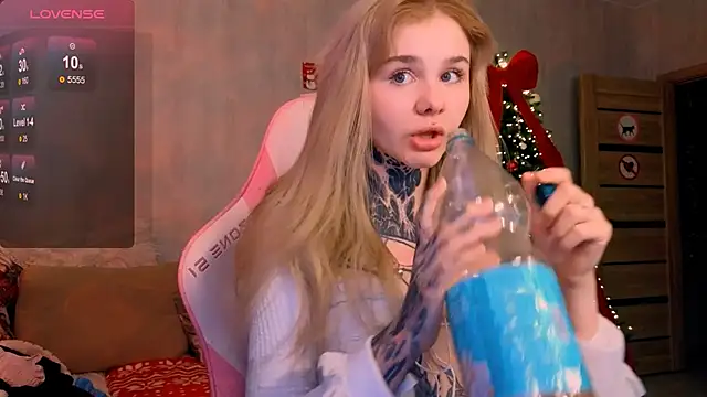 Snapshot of Britney_Lynch chatting on January 13, 2026, 8:02 pm Britney Lynch online show from January 13, 2026, 8:02 pm