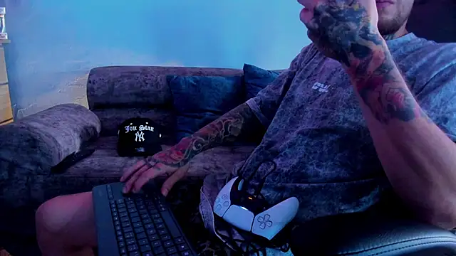 Snapshot of Drako_Lamar chatting on December 13, 2025, 8:04 pm Drako Lamar online show from December 13, 2025, 8:04 pm