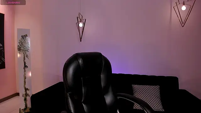 EloisaOlivero online show from November 24, 2025, 7:47 pm