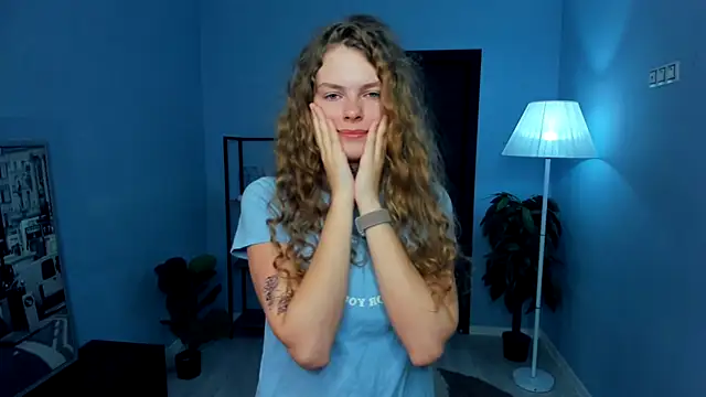 RayaNenlia online show from November 30, 2025, 5:08 am