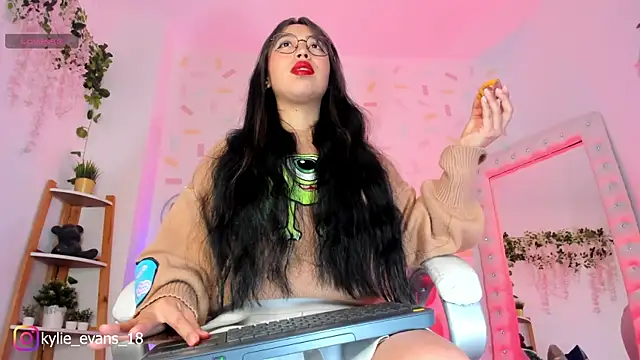 Snapshot of evelyn_evans_1 chatting on March 11, 2025, 2:42 am evelyn evans 1 online show from March 11, 2025, 2:42 am