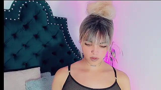 Snapshot of Emmaa_Saenz_ chatting on February 27, 2025, 12:36 am Emmaa Saenz online show from February 27, 2025, 12:36 am