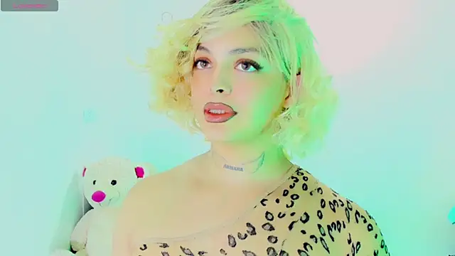 Emmaa Saenz  online show from March 2, 2026, 11:33 pm