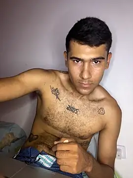 Snapshot of santi_latino chatting on October 17, 2025, 3:47 pm santi latino online show from October 17, 2025, 3:47 pm