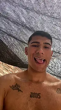 Snapshot of santi_latino chatting on March 16, 2025, 4:34 pm santi latino online show from March 16, 2025, 4:34 pm