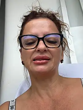 Snapshot of CioniWeiss chatting on December 15, 2025, 12:44 pm CioniWeiss online show from December 15, 2025, 12:44 pm