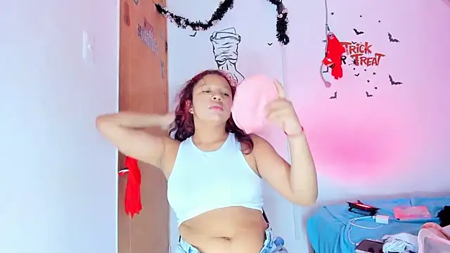 Snapshot of Emily_Coper18 chatting on October 12, 2025, 1:23 pm Emily Coper18 online show from October 12, 2025, 1:23 pm