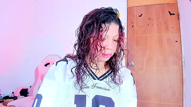 Emily Coper18 online show from April 17, 2026, 2:09 pm