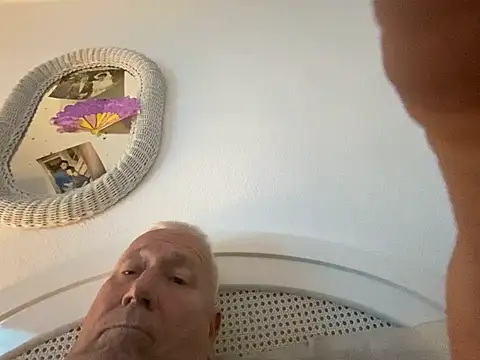 Snapshot of Bossinmidd12 chatting on February 23, 2025, 10:42 pm Bossinmidd12 online show from February 23, 2025, 10:42 pm