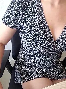 PetiteBrunette4 online show from May 29, 2026, 9:15 am