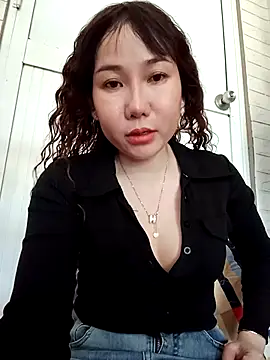 Snapshot of Ana_love2000 chatting on March 18, 2025, 2:18 am Ana love2000 online show from March 18, 2025, 2:18 am