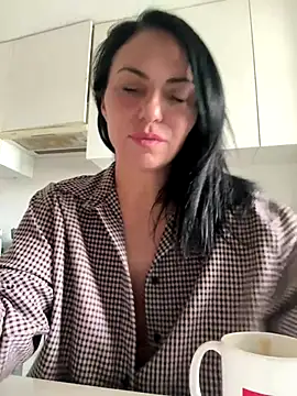 Snapshot of KimKelly13 chatting on October 3, 2025, 8:27 am KimKelly13 online show from October 3, 2025, 8:27 am