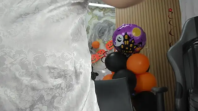 Lili 16 online show from October 21, 2025, 11:15 pm