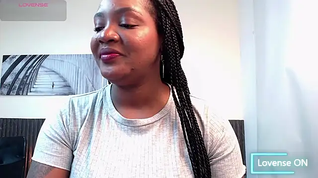 chanel brunette online show from October 25, 2025, 11:20 am