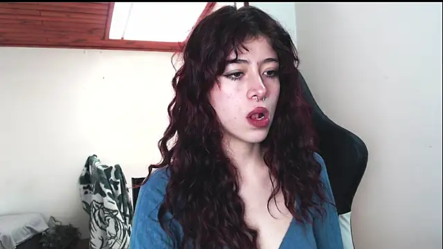 Snapshot of SuzzyyM chatting on December 18, 2024, 2:28 pm SuzzyyM online show from December 18, 2024, 2:28 pm