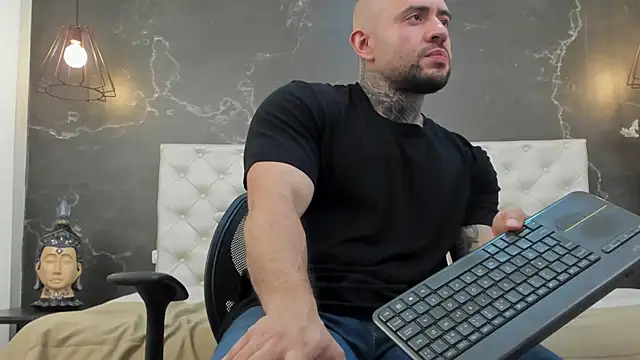 Snapshot of BruceDallas chatting on February 1, 2025, 2:37 am BruceDallas online show from February 1, 2025, 2:37 am