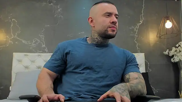 Snapshot of BruceDallas chatting on February 19, 2025, 1:18 am BruceDallas online show from February 19, 2025, 1:18 am