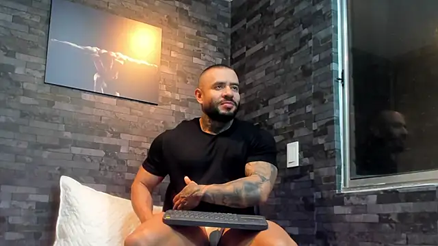 Snapshot of BruceDallas chatting on December 2, 2025, 12:00 am BruceDallas online show from December 2, 2025, 12:00 am