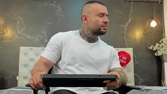 Snapshot of BruceDallas chatting on February 15, 2025, 2:37 am BruceDallas online show from February 15, 2025, 2:37 am