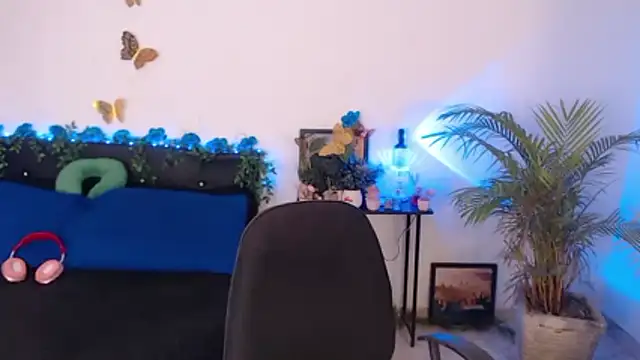 LiaScarlett online show from April 18, 2026, 3:20 am