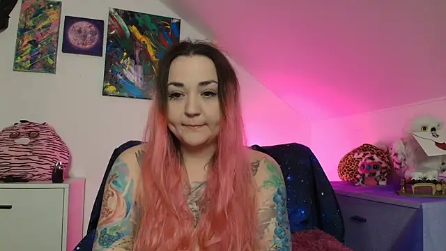 Snapshot of PinkHurricaneOfficial chatting on February 2, 2026, 9:36 pm PinkHurricaneOfficial online show from February 2, 2026, 9:36 pm