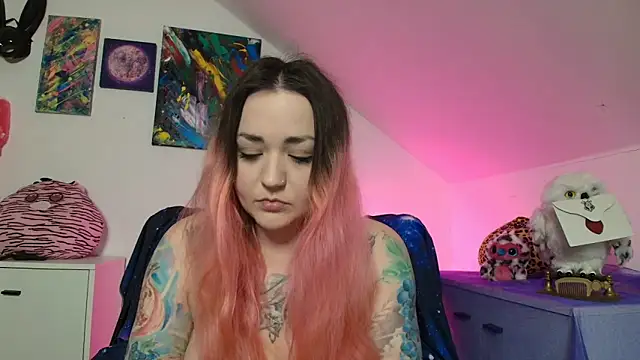 Snapshot of PinkHurricaneOfficial chatting on February 16, 2026, 4:16 pm PinkHurricaneOfficial online show from February 16, 2026, 4:16 pm