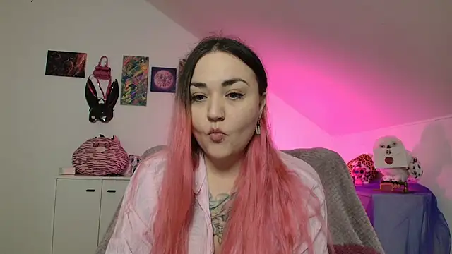 Snapshot of PinkHurricaneOfficial chatting on January 12, 2026, 11:31 pm PinkHurricaneOfficial online show from January 12, 2026, 11:31 pm