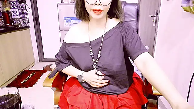 Snapshot of Miu-Le chatting on April 20, 2026, 6:42 pm Miu-Le online show from April 20, 2026, 6:42 pm