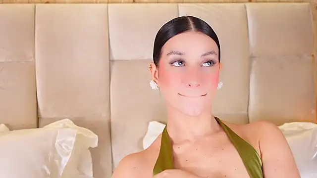 Snapshot of KiraKayleigh1 chatting on December 18, 2025, 1:00 am KiraKayleigh1 online show from December 18, 2025, 1:00 am